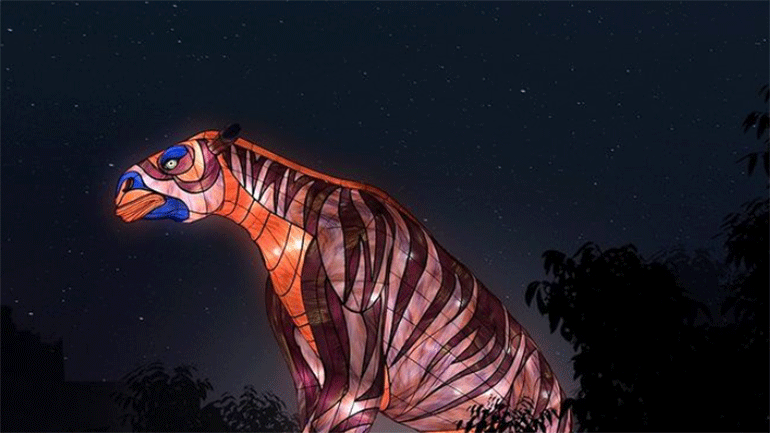 Παρίσι: Εντυπωσιακή έκθεση με φωτισμένα, προϊστορικά «τέρατα» στο Jardin des Plantes