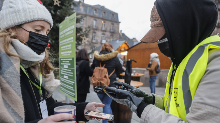 Γαλλία: Εξαρθρώθηκε δίκτυο χιλιάδων πλαστών υγειονομικών πάσων