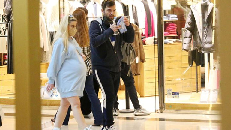 Πέτρος Συρίγος: Βόλτα με την εγκυμονούσα σύζυγό του λίγο πριν τον ερχομό του μωρού τους