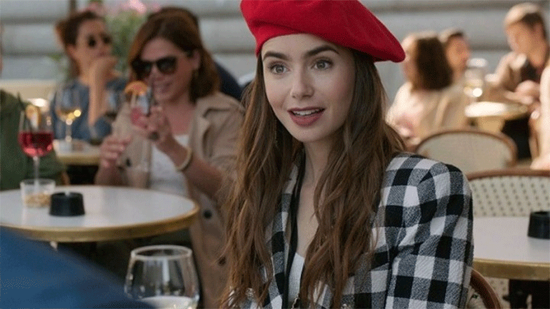 Η Λίλι Κόλινς εξηγεί γιατί στη σειρά «Emily in Paris» δεν υπάρχει κορωνοϊός