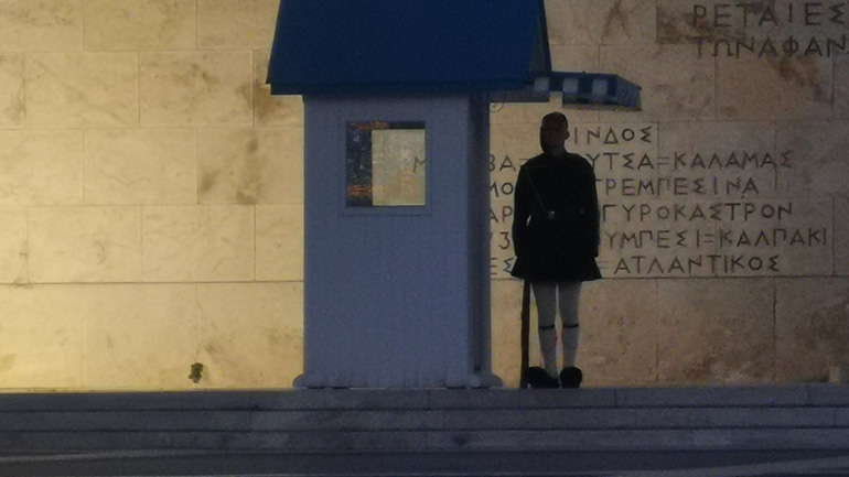 Χωρίς τις κάπες τους, παρά την κακοκαιρία, οι Εύζωνες στο Σύνταγμα