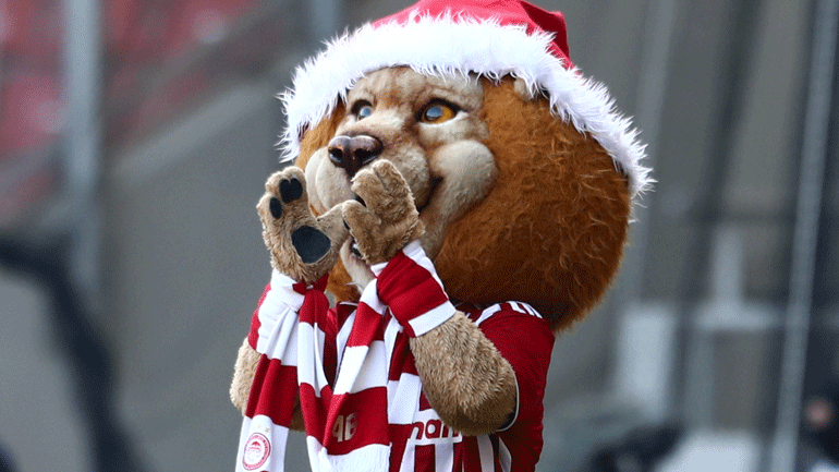 Σε γιορτινό mood και η μασκότ του Ολυμπιακού