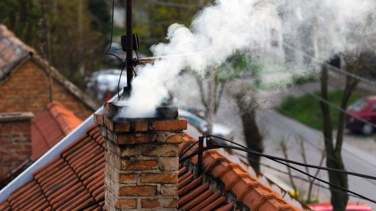 Η καύση ξύλου προκαλεί σχεδόν το ήμισυ του κινδύνου καρκίνου της ατμοσφαιρικής ρύπανσης των πόλεων