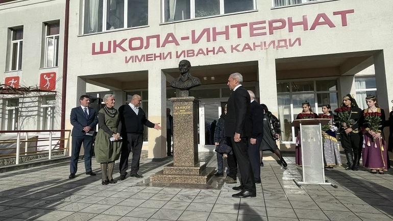 Ρωσία: Προτομή στον Έλληνα δάσκαλο που θυσιάστηκε για να σώσει μαθητές στην επίθεση στο Μπεσλάν
