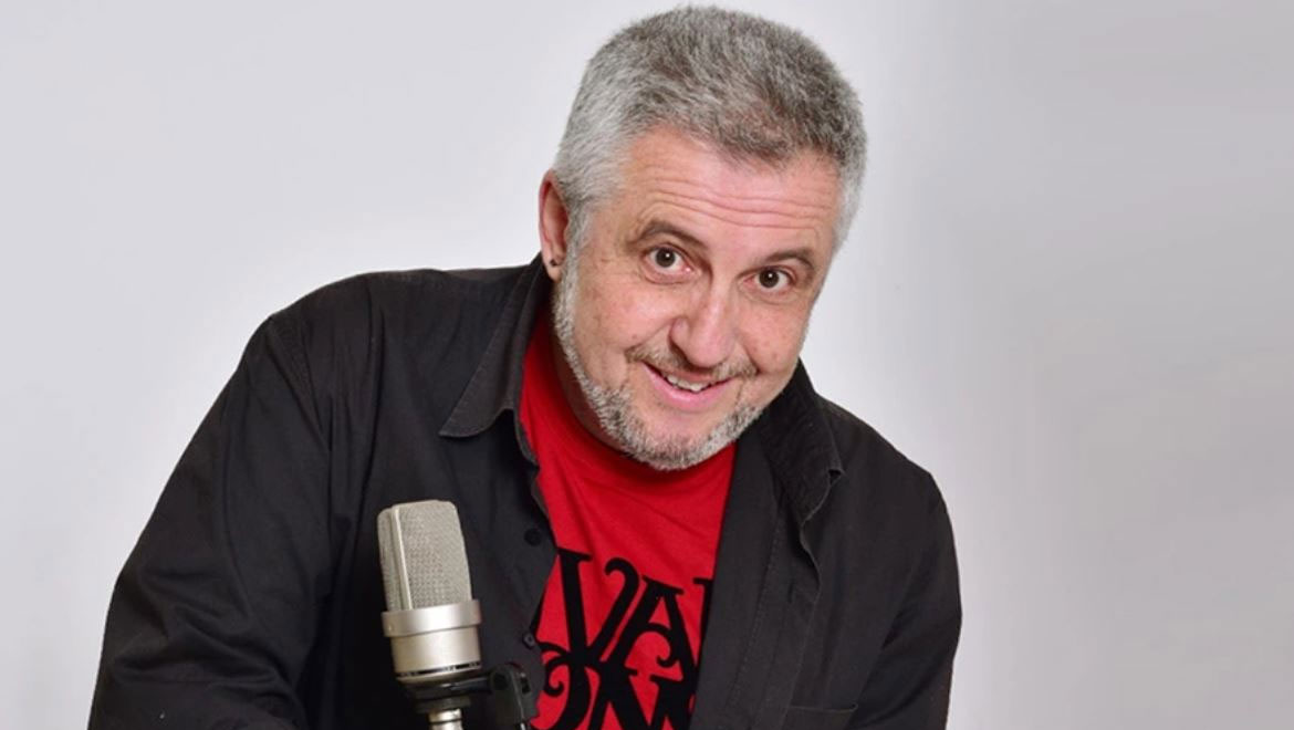 Όταν ο Στάθης Παναγιωτόπουλος κυκλοφορούσε φορώντας μπλούζα με στάμπα παιδεραστή κανίβαλου