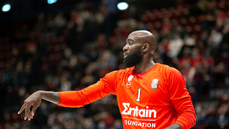 Ολυμπιακός: Στο νοσοκομείο με οξεία αμυγδαλίτιδα ο Κουίνσι Έισι