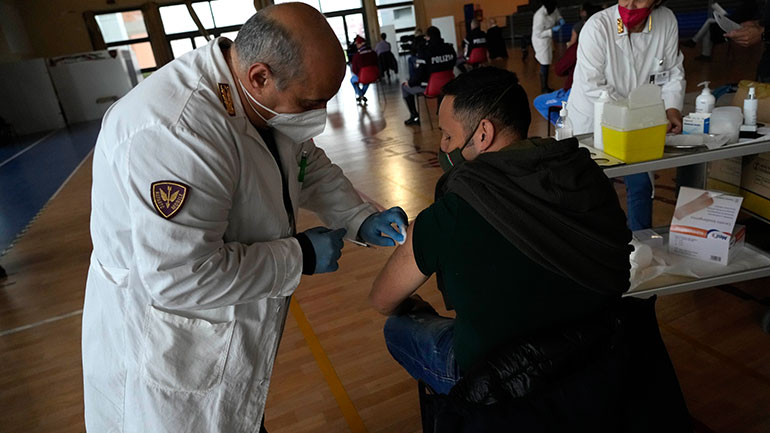 Οι Ιταλοί ακυρώνουν τις διακοπές τους λόγω της «Όμικρον»