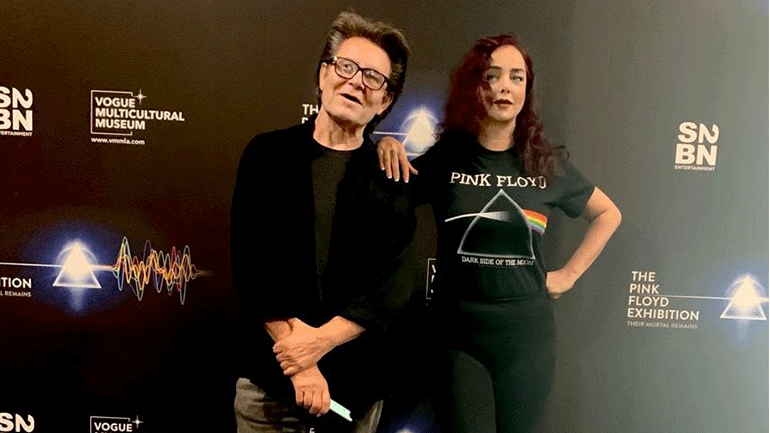 Οι θρυλικοί Pink Floyd κάλεσαν τη Δέσποινα Μοίρου να εγκαινιάσει την τιμητική τους έκθεση στο Χόλιγουντ