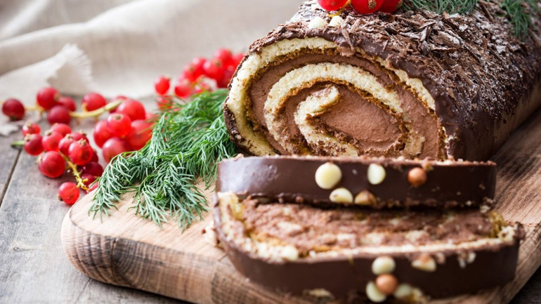 Η πιο εύκολη συνταγή για να φτιάξετε τον πιο λαχταριστό χριστουγεννιάτικο σοκολατένιο κορμό