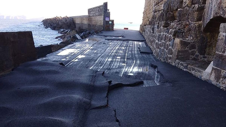 Κρήτη: Επέλαση της «Κάρμελ» – Ο αέρας «ξήλωσε» τον δρόμο στον Κούλε