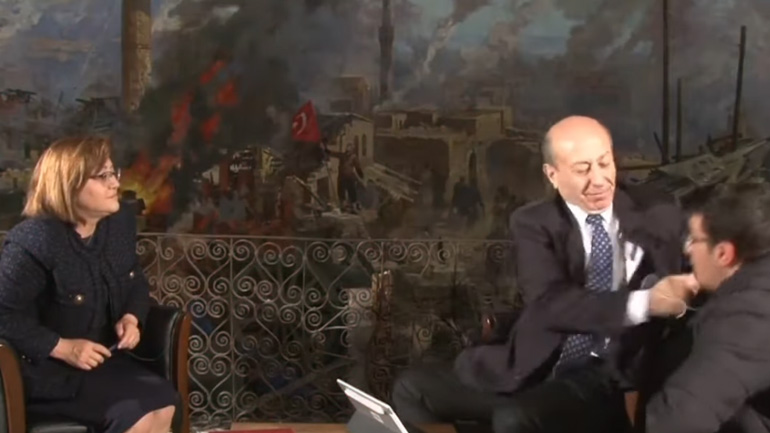 Τούρκος δημοσιογράφος χαστουκίζει στον αέρα τεχνικό ήχου