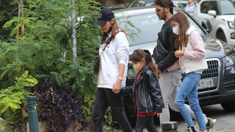 Μπέττυ Μαγγίρα-Δημήτρης Μάζης: Βόλτα με τις κόρες τους στο κέντρο της πόλης