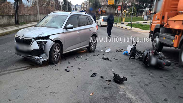 Λαμία: Μηχανάκι συγκρούστηκε με αυτοκίνητο – Ο οδηγός του δίκυκλου έπεσε πάνω στο παρμπρίζ