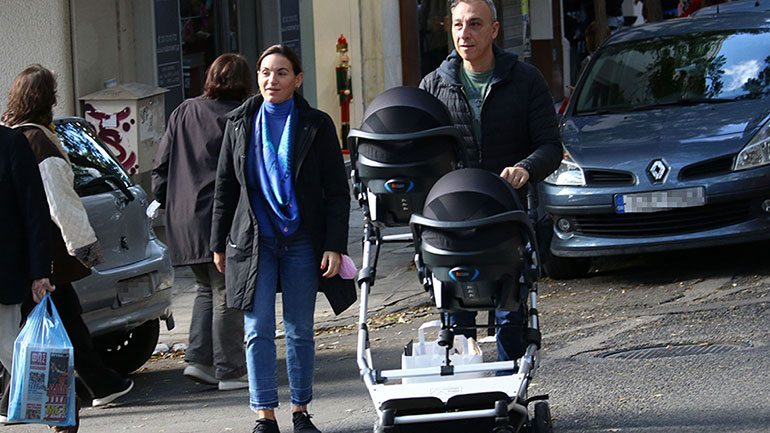 Όλγα Κεφαλογιάννη-Μίνως Μάτσας: Βόλτα με τα δίδυμα στην πόλη