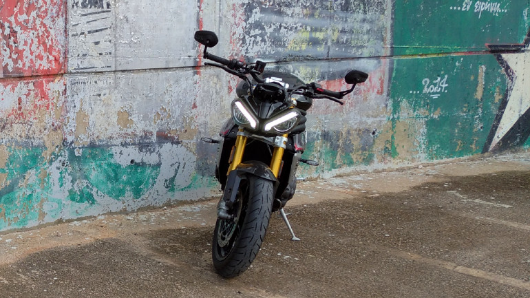 Οι καθρέπτες βρίσκονται στην άκρη του τιμονιού για ακόμα πιο επιθετική εμφάνιση.