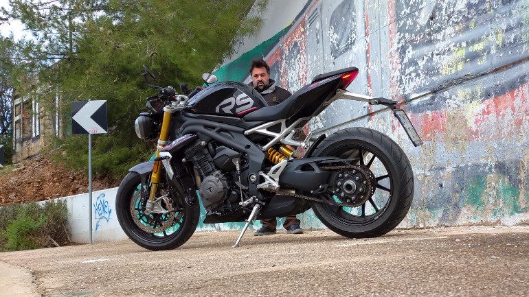 Λεπτή σιλουέτα με καλές στηρίξεις στο σώμα από το ρεζερβουάρ.