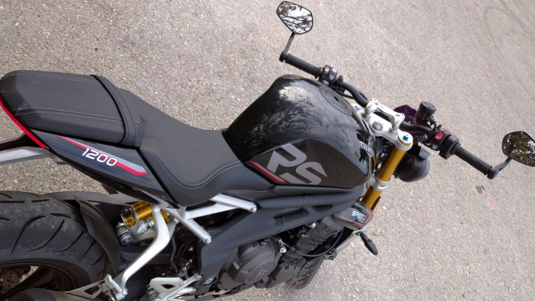 Ευρύχωρη σέλα με έμφαση στη σπορ οδήγηση.