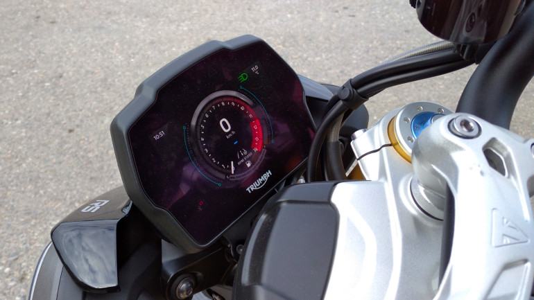 TFT έγχρωμη οθόνη 5 ιντσών.