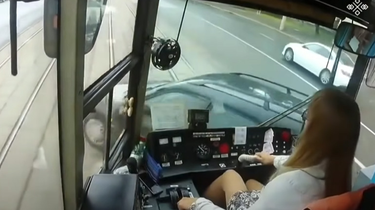Δείτε τί «τραβάει» ο οδηγός του τραμ καθημερινά
