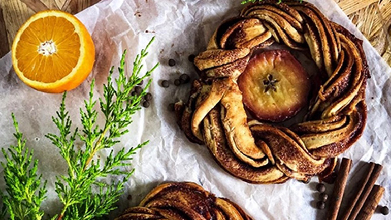 Μοσχομυριστό χριστουγεννιάτικο ψωμί στεφάνι