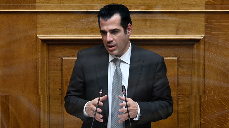 Ο Πλεύρης εκβιάζει και απειλεί τους υγειονομικούς με απόλυση