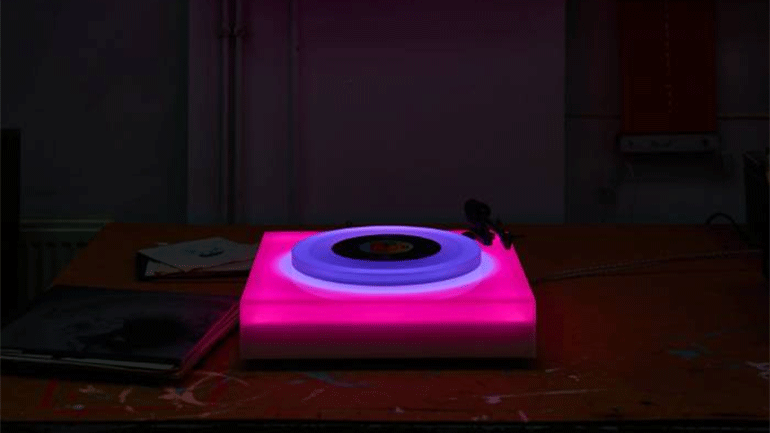 Πικάπ με LED που αλλάζουν χρώμα, από τον Brian Eno