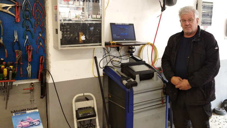 Δίπλα σε ένα από τα τρία γνήσια διαγνωστικά της BMW Motorrad!