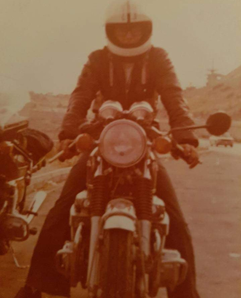 Στη σέλα της πιο αγαπημένης του Honda CB750 του 1974.