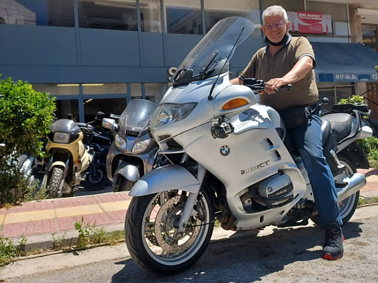 Στη σέλα της αγαπημένης του BMW R1150RT.