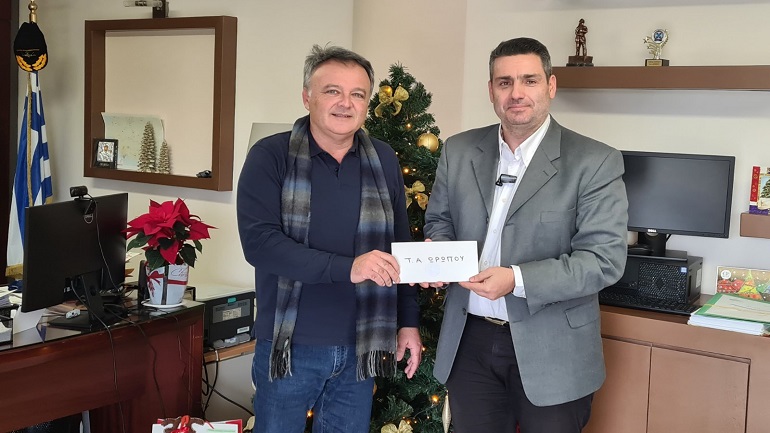 Αστυνομικοί έδωσαν επιταγή στο δήμαρχο Ωρωπού για άπορη οικογένεια