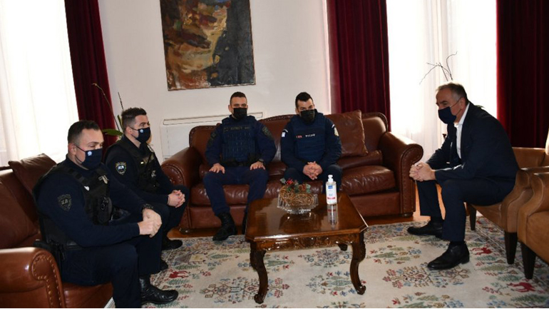 Θεσσαλονίκη: Συνάντηση Στ. Καλαφάτη με τους τέσσερις αστυνομικούς που απέτρεψαν γυναικοκτονία