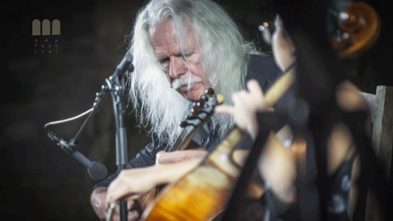 Ο Ross Daly και η Kέλυ Θωμά στο Θέατρο Ροές