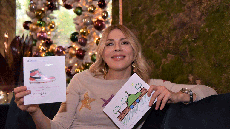 Πώς στόλισαν το χριστουγεννιάτικο δέντρο τους Σμαράγδα Καρύδη και Θοδωρής Αθερίδης – Ξεχωριστά στολίδια για καλό σκοπό