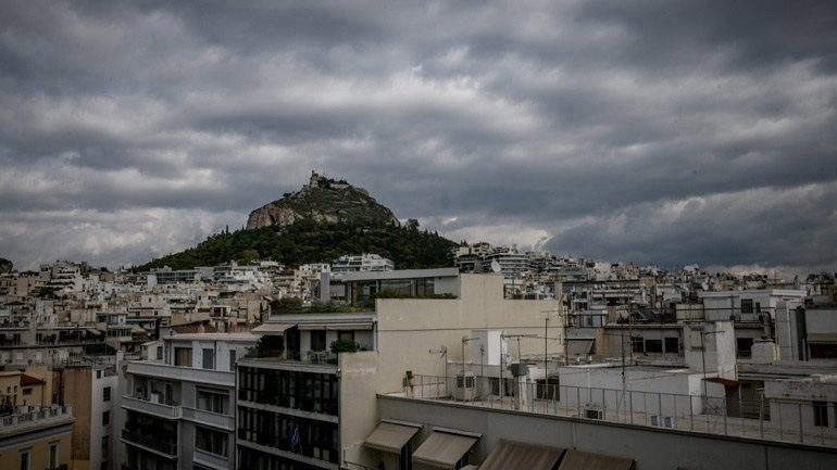 Νεφώσεις κατά τόπους με σποραδικές και τοπικές βροχές την Παρασκευή