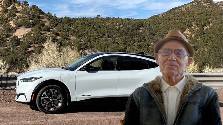 Ποιος είναι ο 87χρονος που τόλμησε και «αγκάλιασε» την ηλεκτροκίνηση