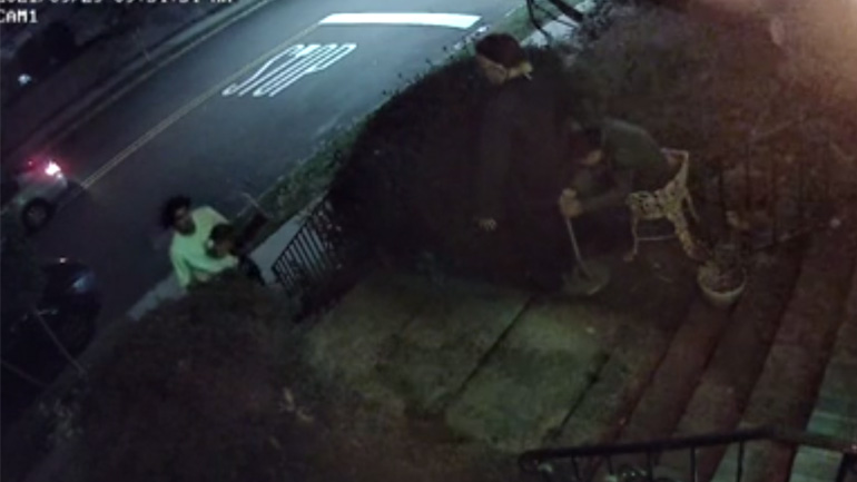 Ο Μάικλ Μάγιερς τον περίμενε στα σκαλιά