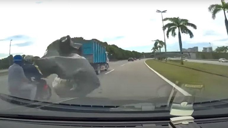 Μουσαμάς από νταλίκα πέφτει σε μηχανάκι και ρίχνει τους αναβάτες