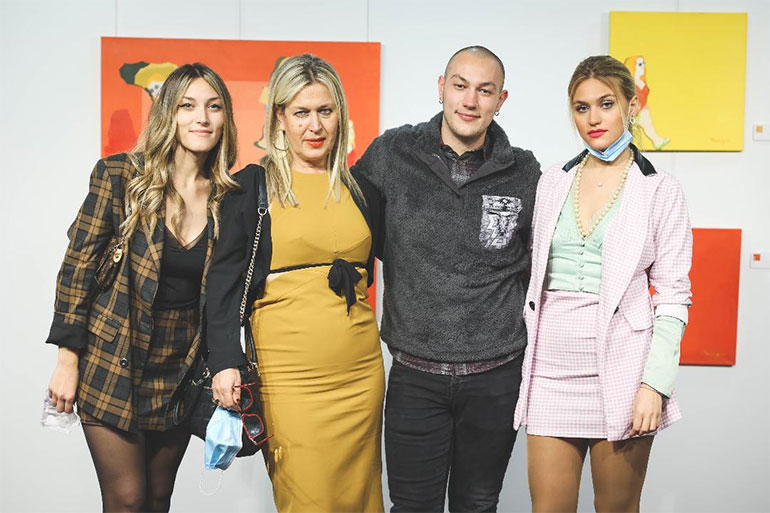 Η σύζυγος του καλλιτέχνη Μαρίζα Κουλουμπή με τα τρία τους παιδιά Αγαθή, Γωγώ, Βασίλη