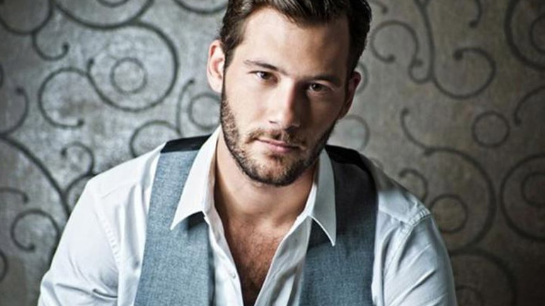 O Aντίνοος Αλμπάνης επιστρέφει στις παραστάσεις: Το μήνυμα για την πορεία της υγείας του