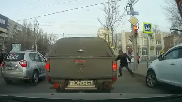 Τοίχος καταρρέει πάνω σε αυτοκίνητο