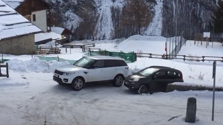 Fiat Panda ρεζιλεύει Range Rover στα χιόνια 