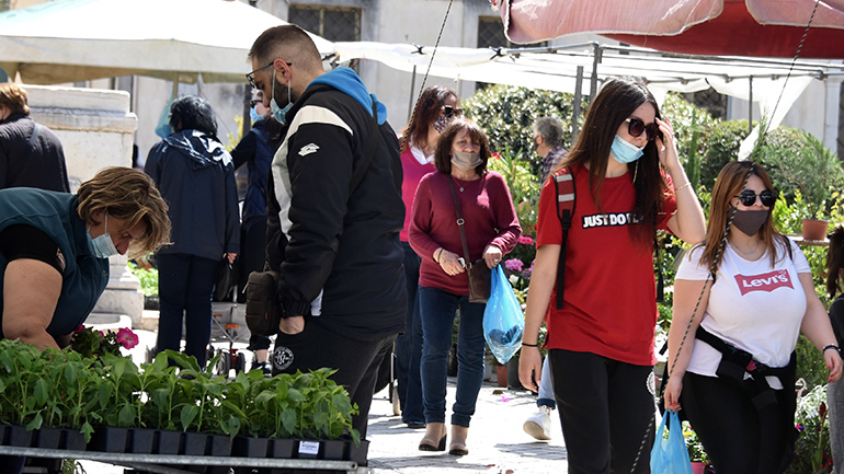 Αναστάτωση σε λαϊκή του Ηρακλείου: Παρέσυρε με το αγροτικό πάγκους και τραυμάτισε μια γυναίκα