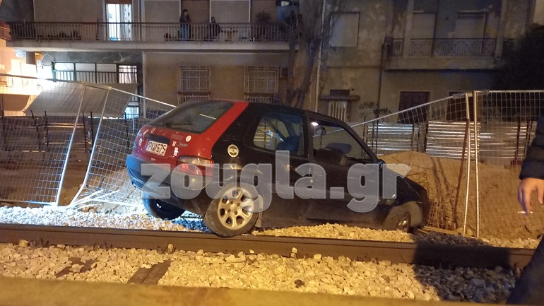 Σεπόλια: Οδηγός έχασε τον έλεγχο του αυτοκινήτου του και κατέληξε στις γραμμές του τρένου