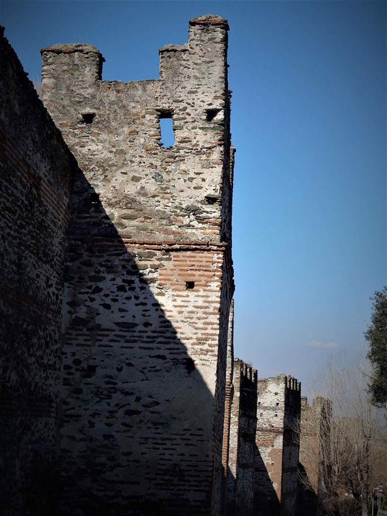 Γιώργος Παπασουλιωτης - Τείχη