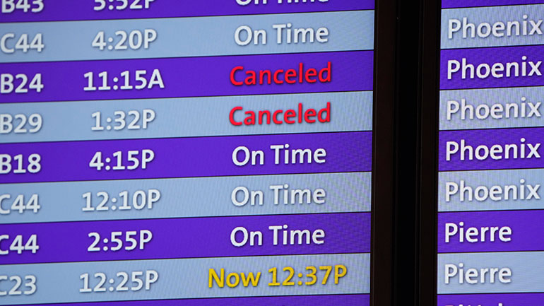 Η Όμικρον αποδιοργάνωσε τις αερομεταφορές – 4.500 ακυρώσεις πτήσεων το Σαββατοκύριακο