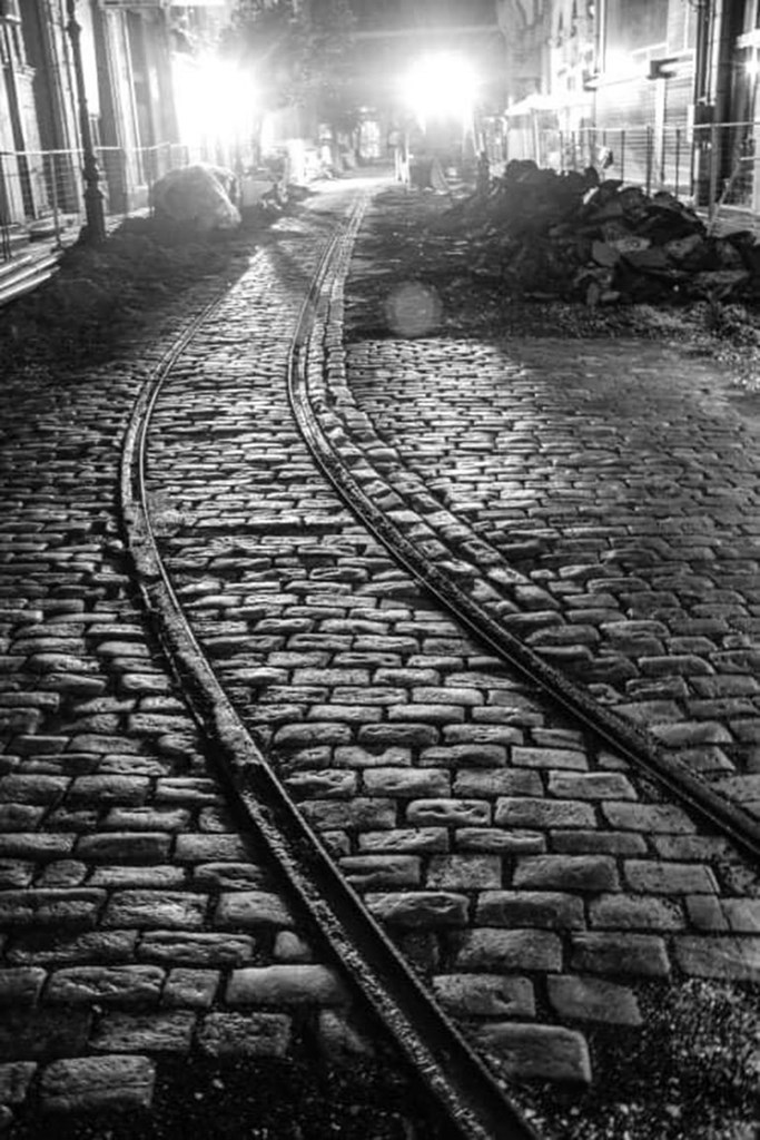 Στέφανος Πασβάντης - Οι ράγες τραμ στην Αγίου Μήνα