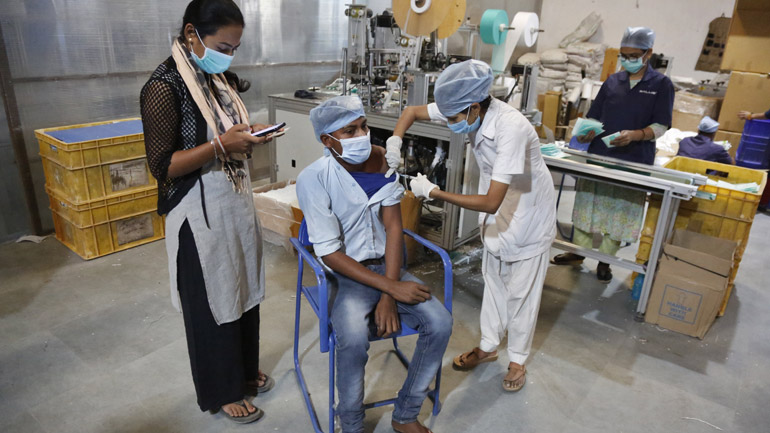 Ινδία: Ξεκινά τον Ιανουάριο ο εμβολιασμός των εφήβων ηλικίας 15 έως 18 ετών