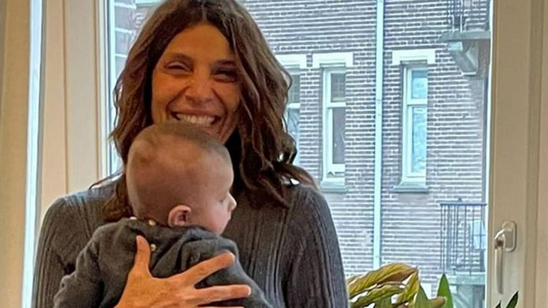 Η Πόπη Τσαπανίδου έγινε γιαγιά και ποζάρει αγκαλιά με τον εγγονό της Εttore
