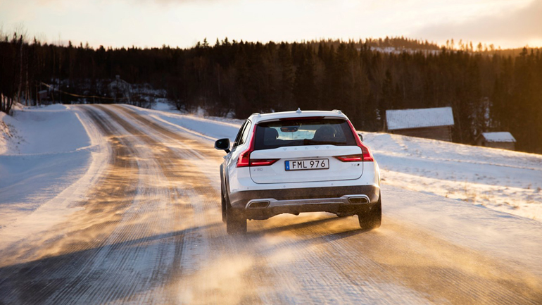 Ποια τα μυστικά της οδήγησης στο χιόνι – Πόσο αποτελεσματικά είναι τα ηλεκτρονικά βοηθήματα 