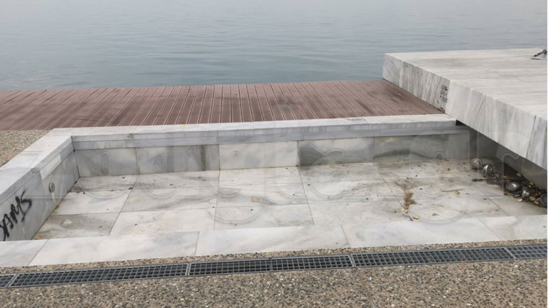 Η παραφωνία της χριστουγεννιάτικης Θεσσαλονίκης – Το βρώμικο και άδειο σιντριβάνι στην παραλία